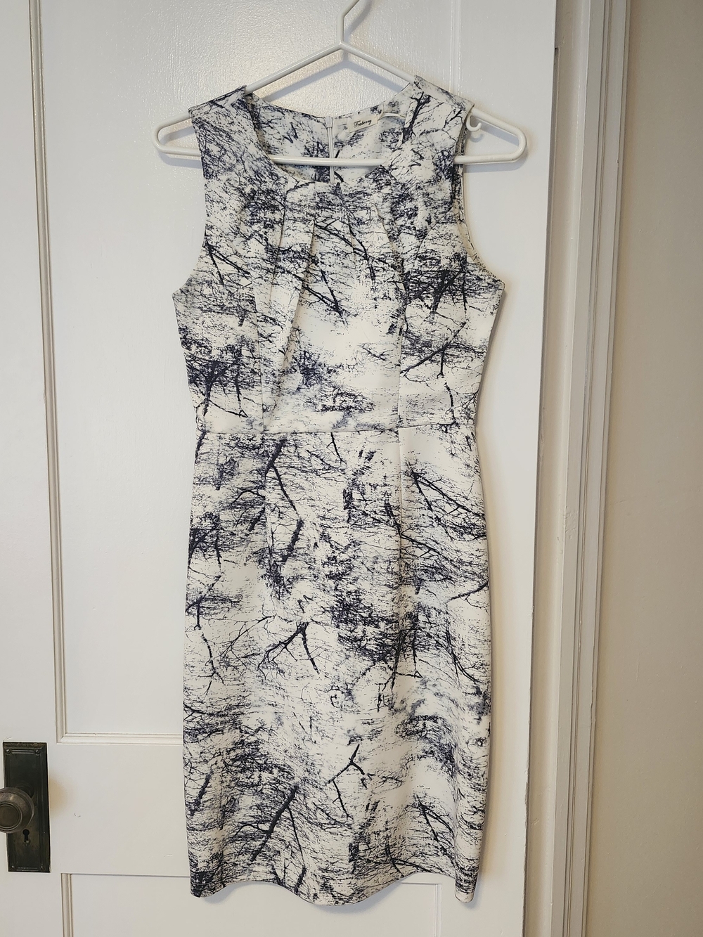 Sleeveless Printed Sheath Dress - White & Black